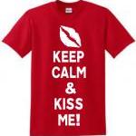 Keep Calm and Kiss Me! Tee-shirt